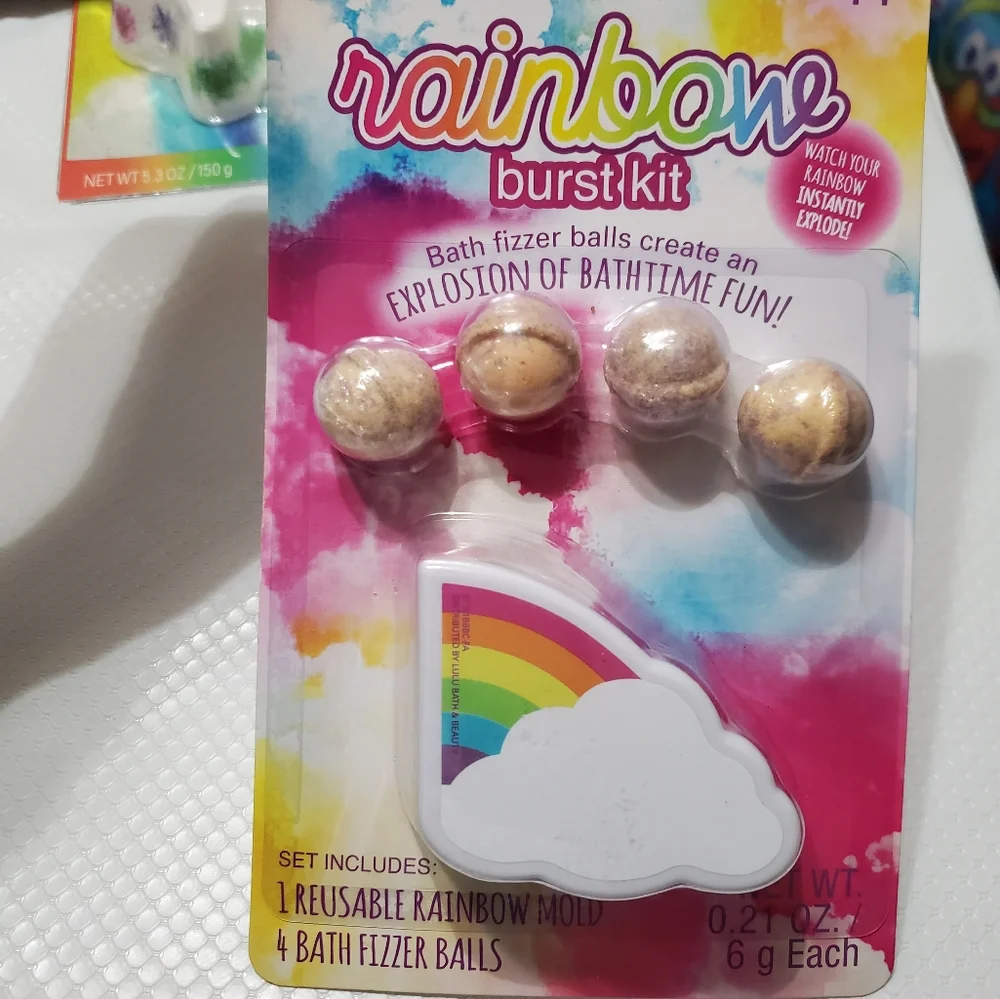 3pack vanilla bath bomb and Rainbow burst 5piece bath set FREE with $40 purchase